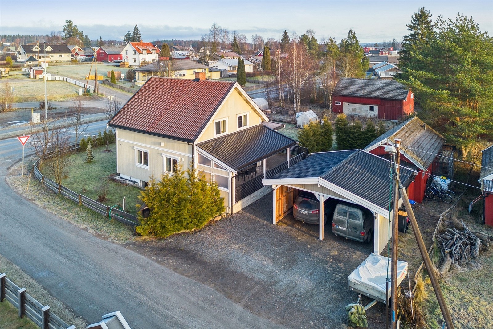 Dobbel carport av nyere dato gir praktiske parkeringsmuligheter under tak. Galleribilde