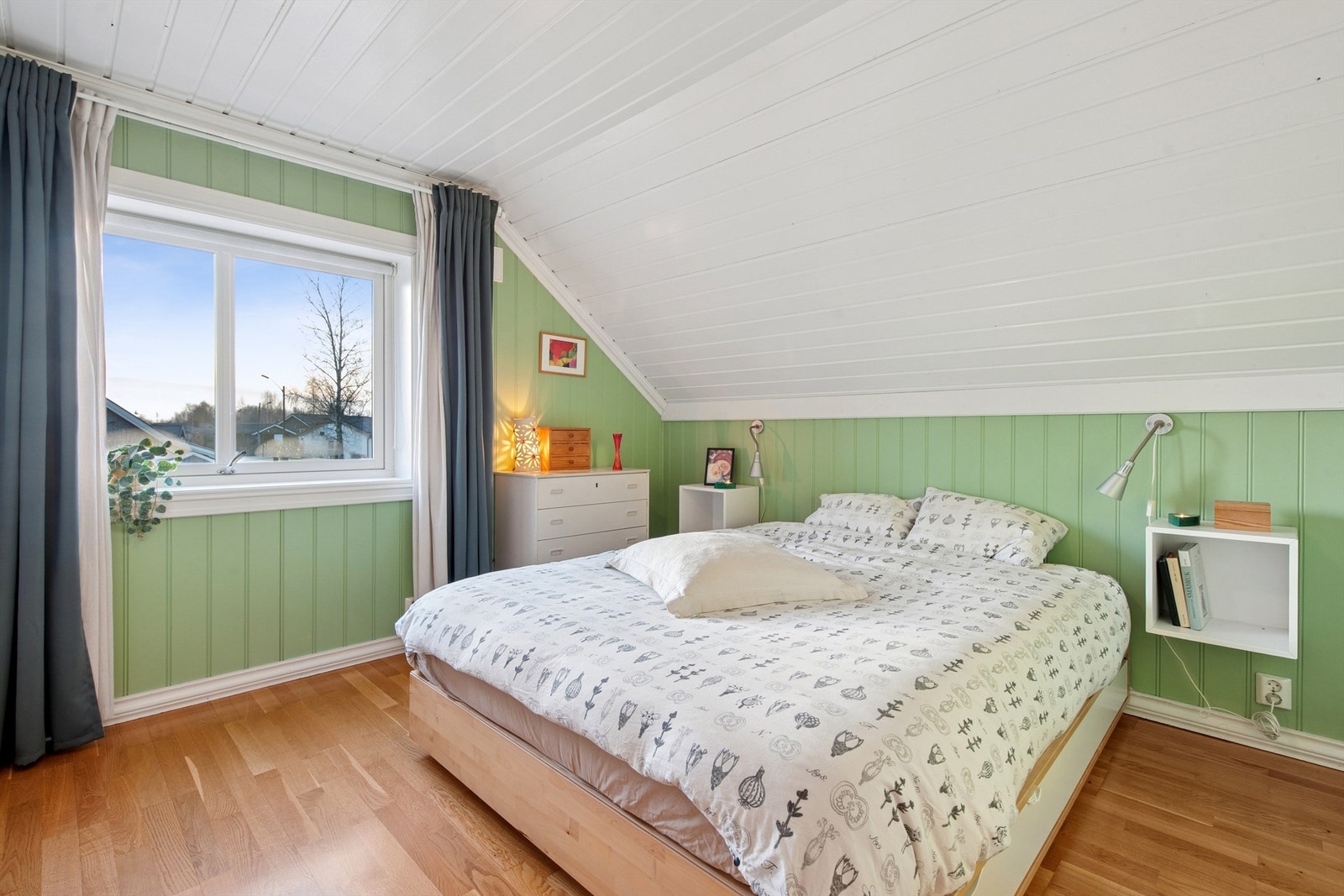 Soverommene i denne etasjen er av god størrelse med plass til dobbeltseng og garderobeløsninger. Galleribilde