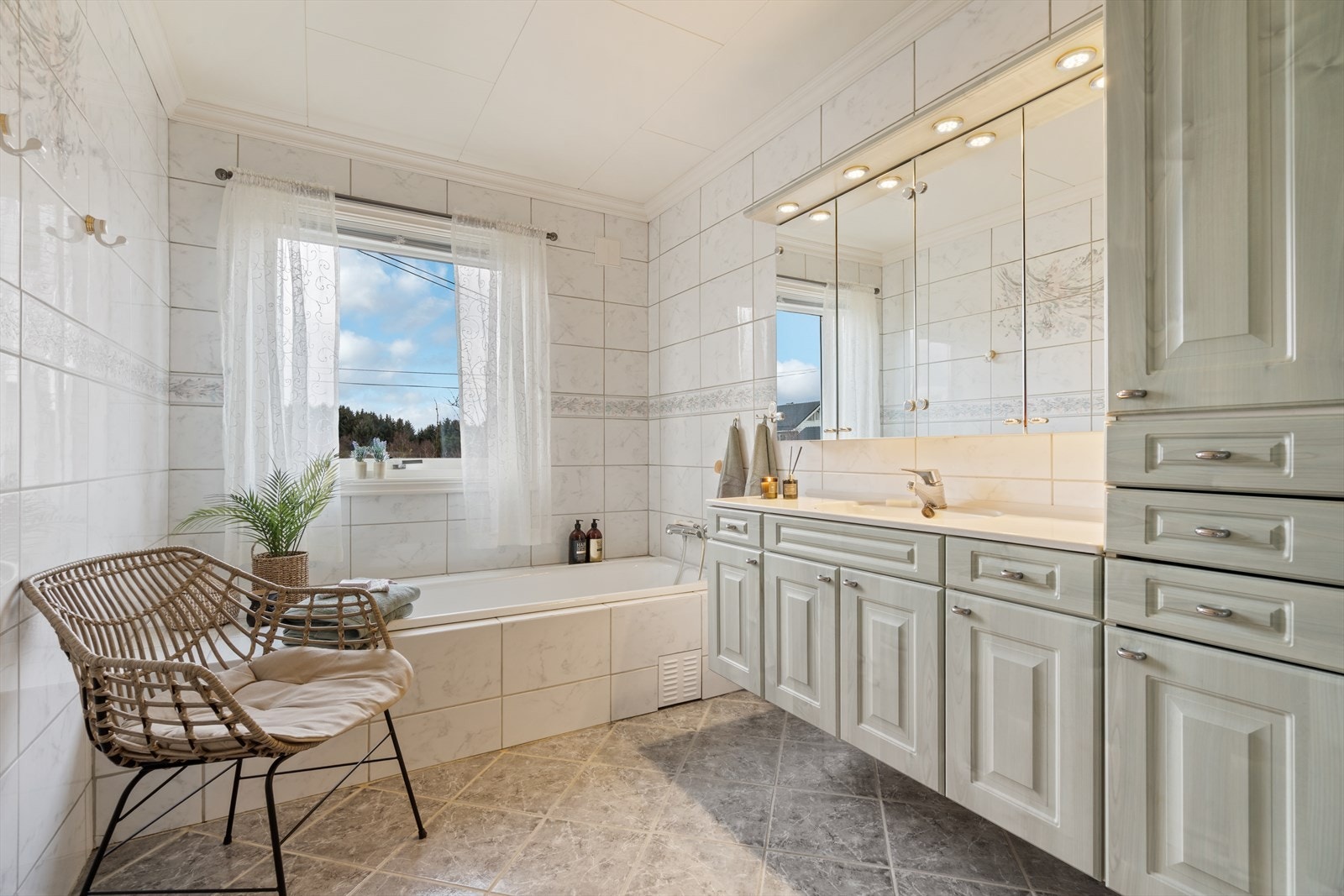 Romslig baderom i hovedetasje. Galleribilde