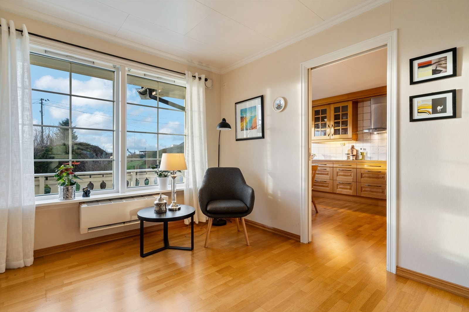 Stuen er av god størrelse med en naturlig inndeling av soner. Galleribilde