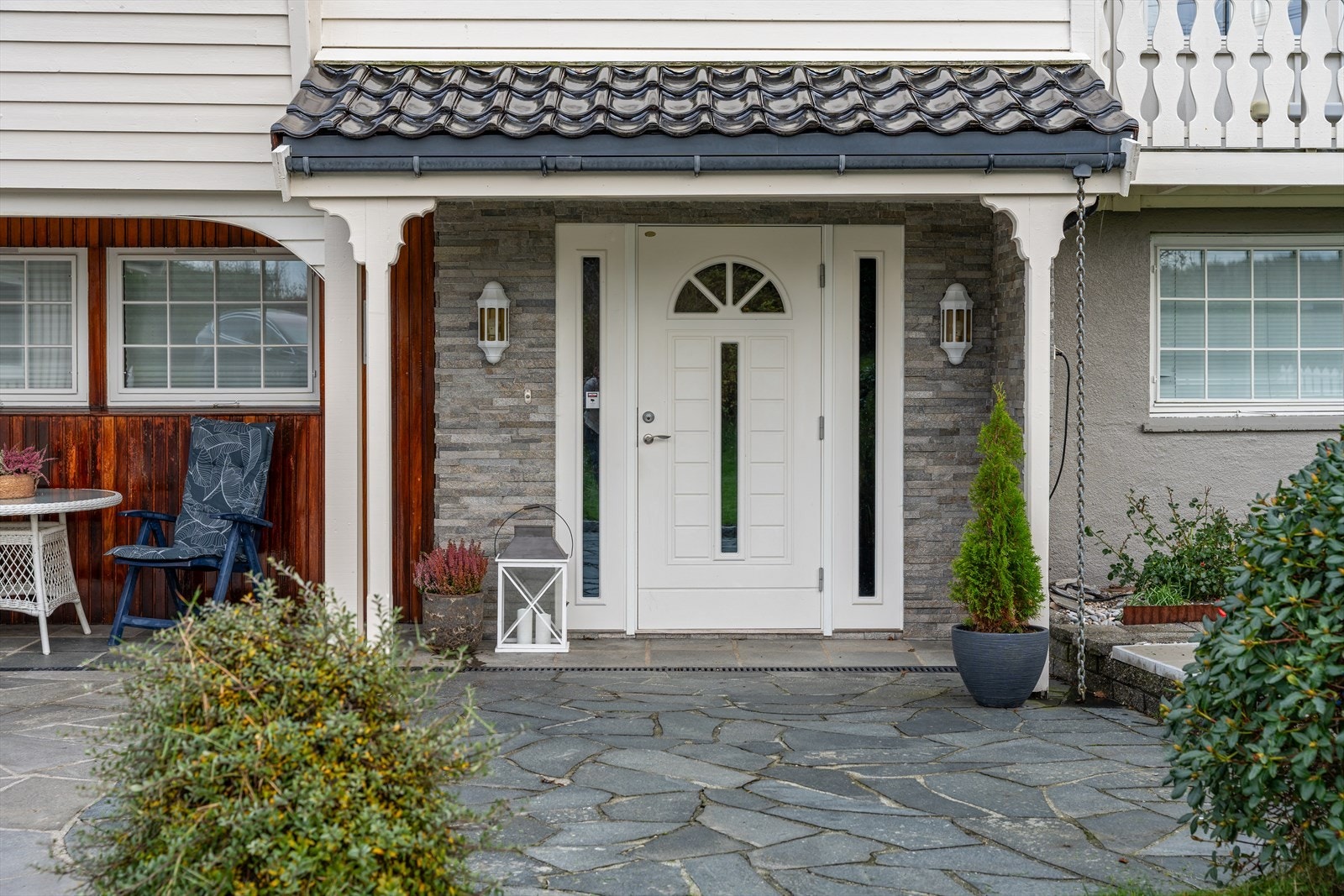 Pent anordnet inngangsparti med overbygg og skiferstein. Galleribilde