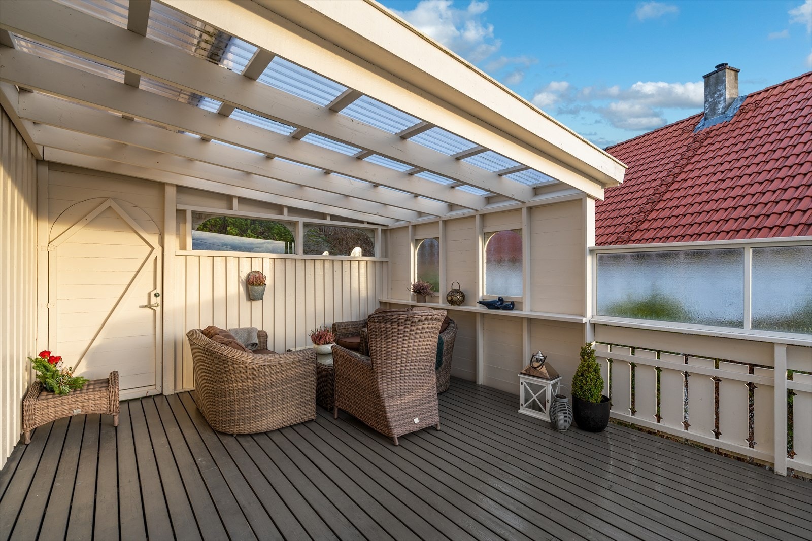 Stor og delvis overbygget terrasse i forbindelse med stuen. Galleribilde