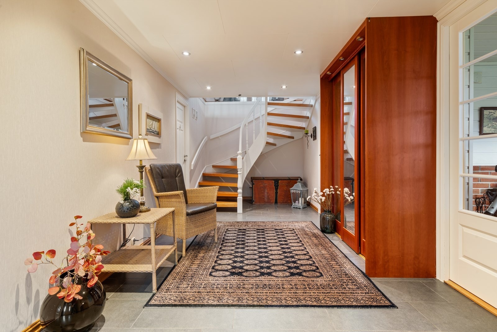 Svært kjekk hall/ gang med flere muligheter for oppbevaring. Galleribilde