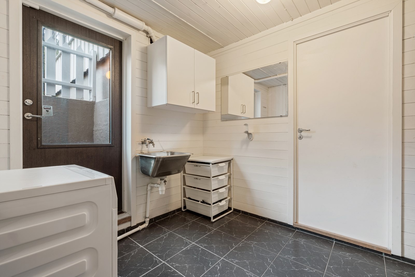 Praktisk vaskerom med egen bi- inngang og svært god oppbevaring i bod. Galleribilde