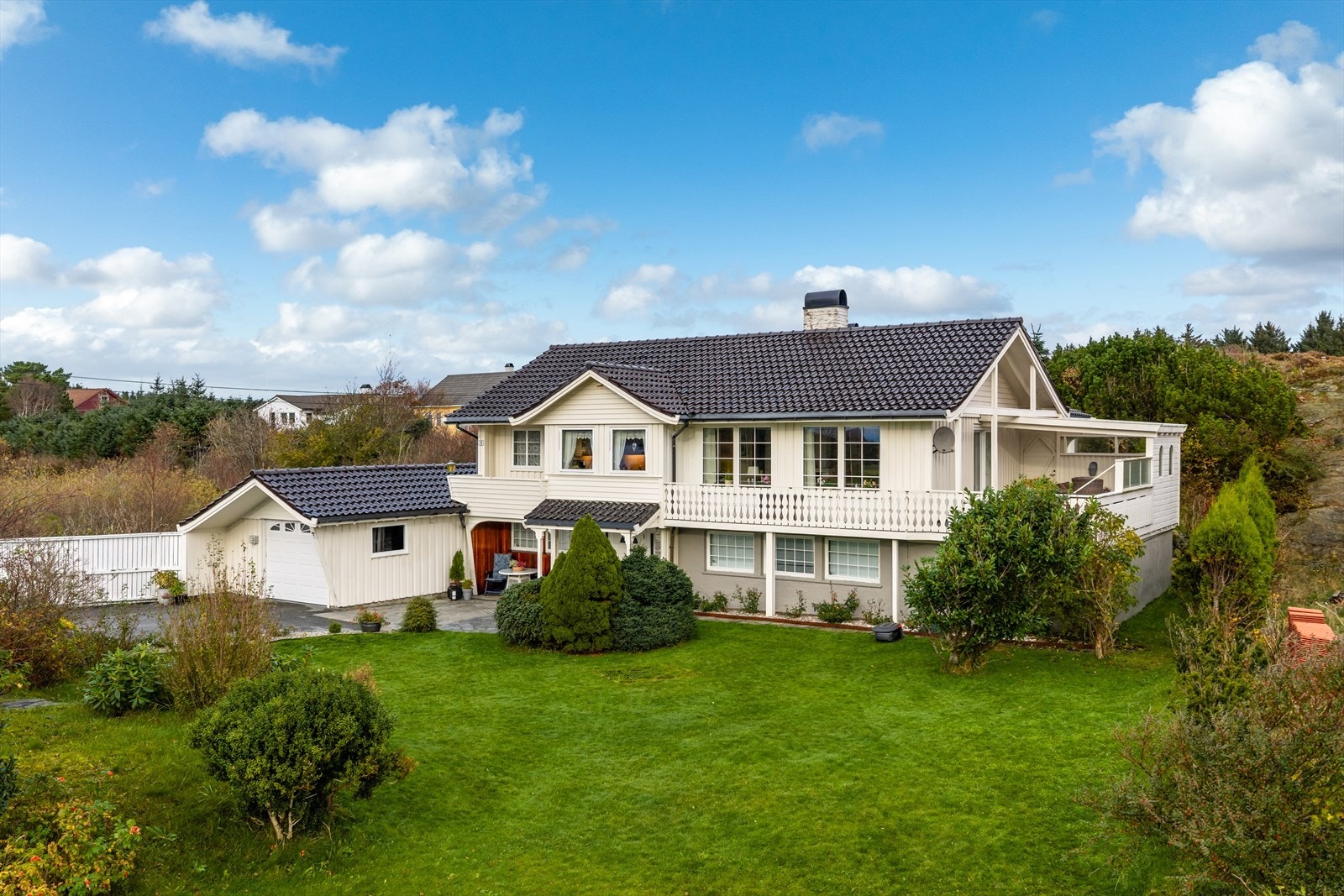 Eiendommen har hage på både fremsiden og baksiden av boligen. Galleribilde