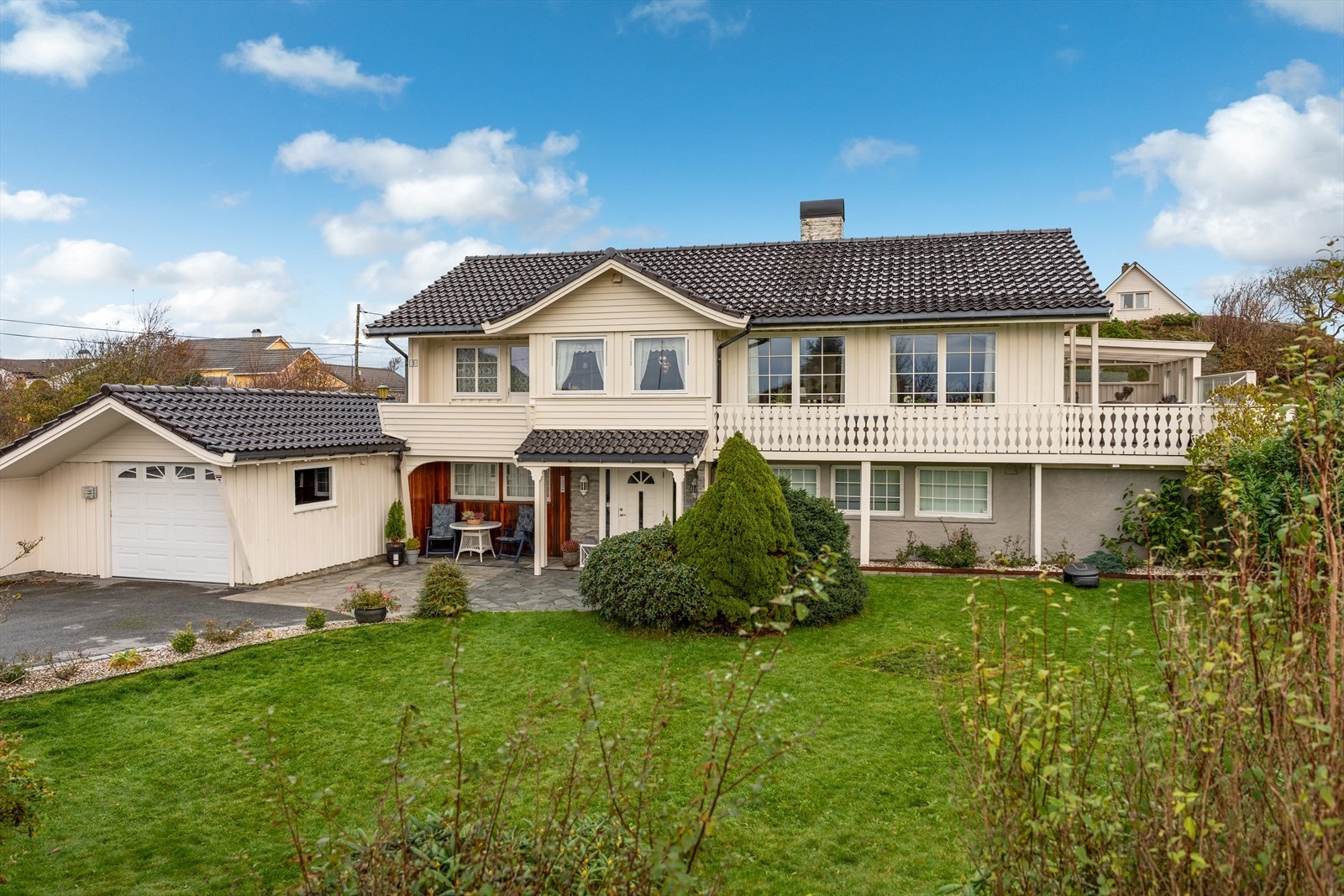 Gavlavegen 5 er en kjekk familiebolig med praktisk planløsning og pent opparbeidet tomt. Galleribilde