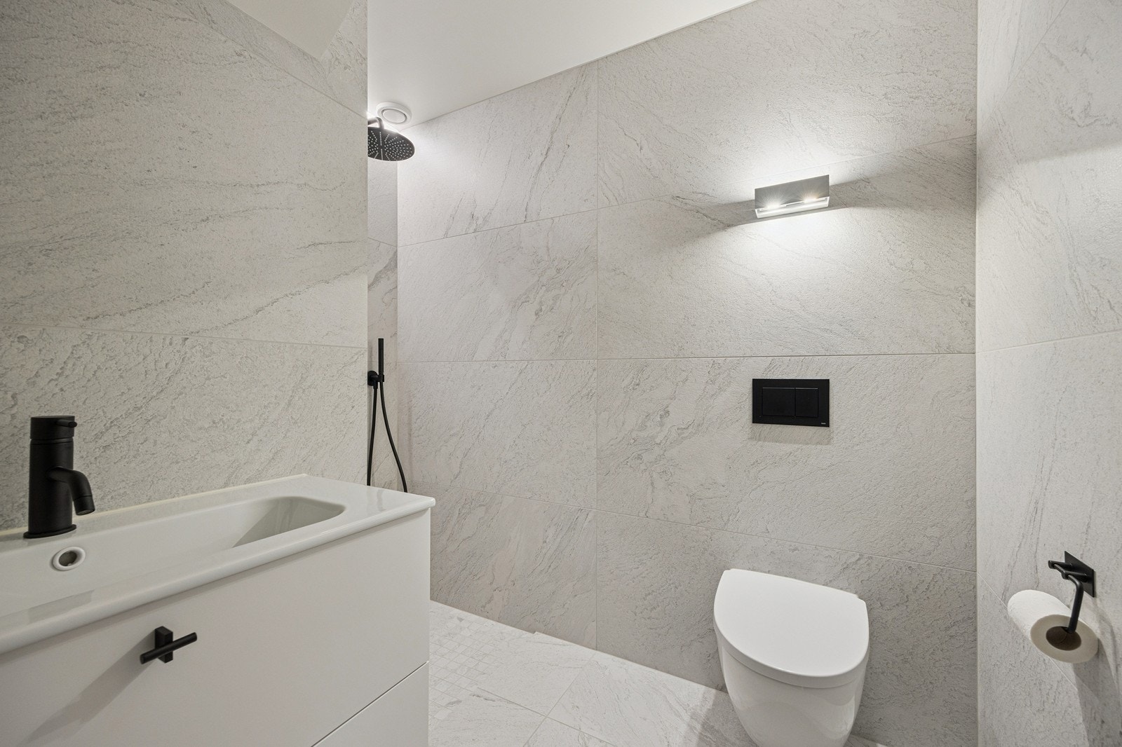 Bad med dusj, servant og toalett i underetasjen. Galleribilde