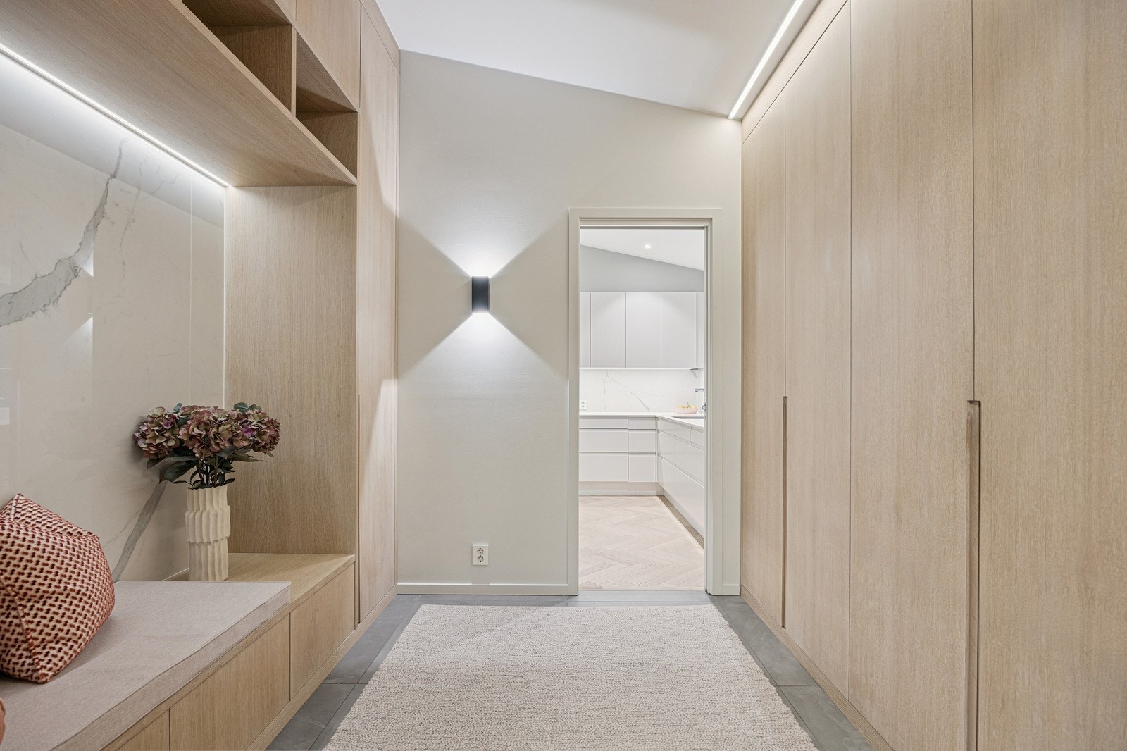 Lekker garderobe med innebyggede skap og hyller. Galleribilde