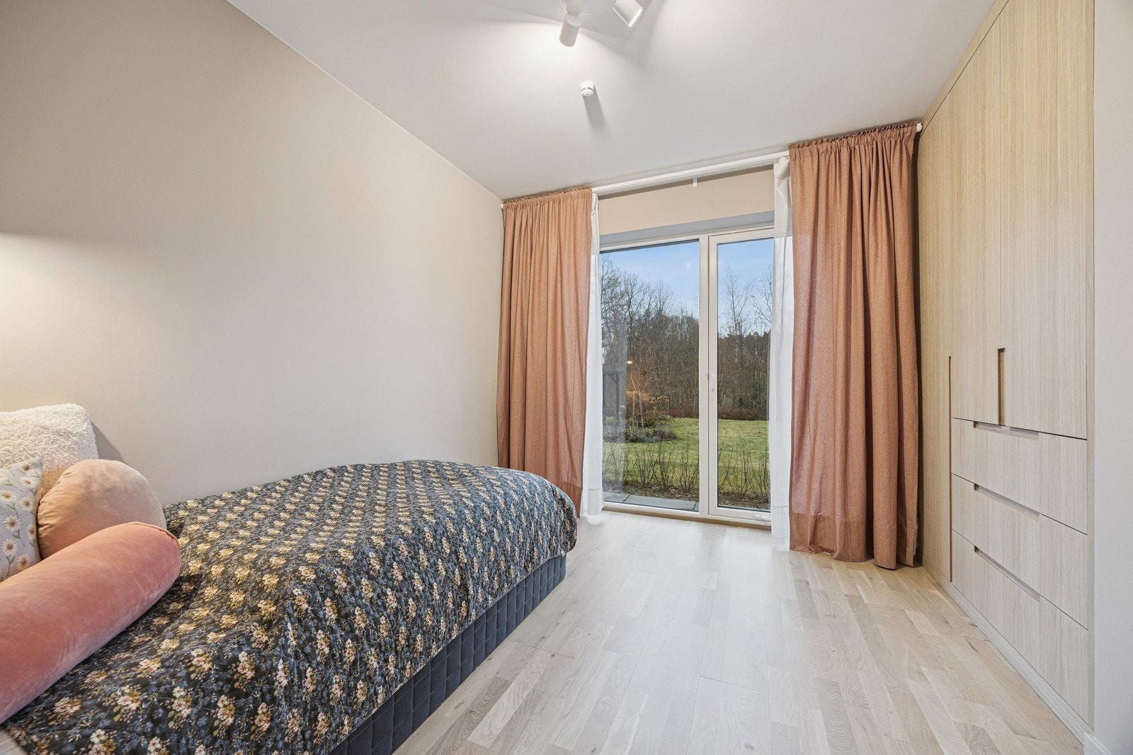 Soverom 3 i underetasjen med innebygget garderobe og utgang til hagen. Galleribilde