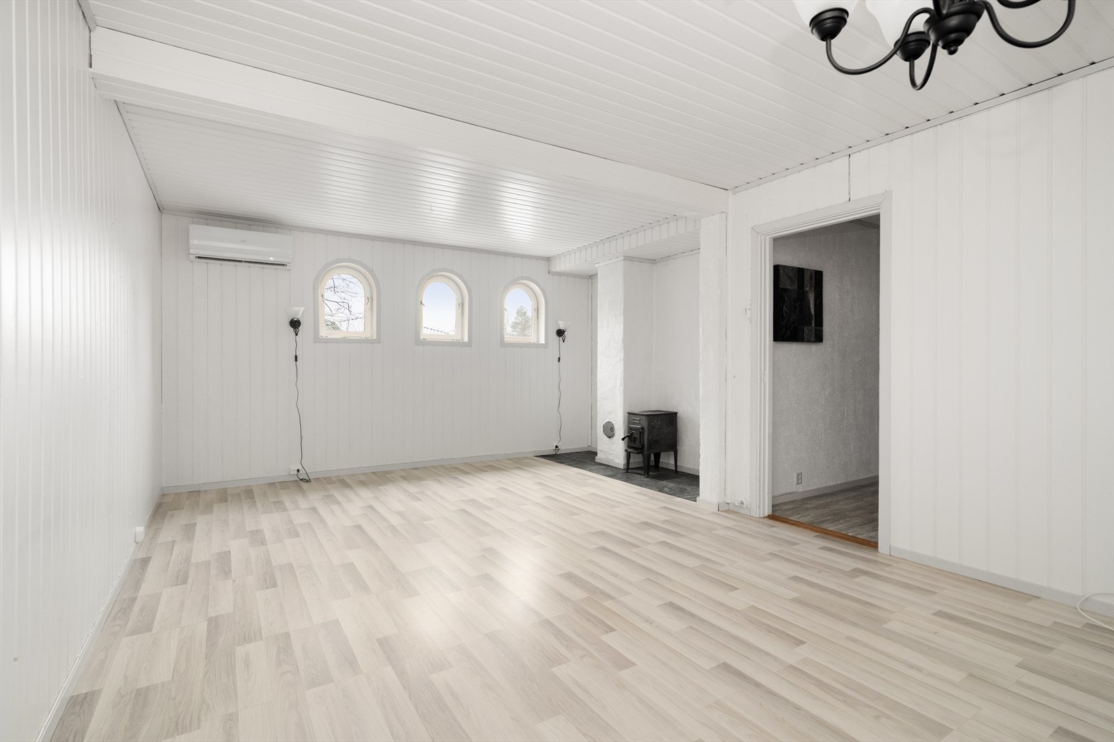 Kjellerstue med både ildsted og luft til luft varmepumpe Galleribilde