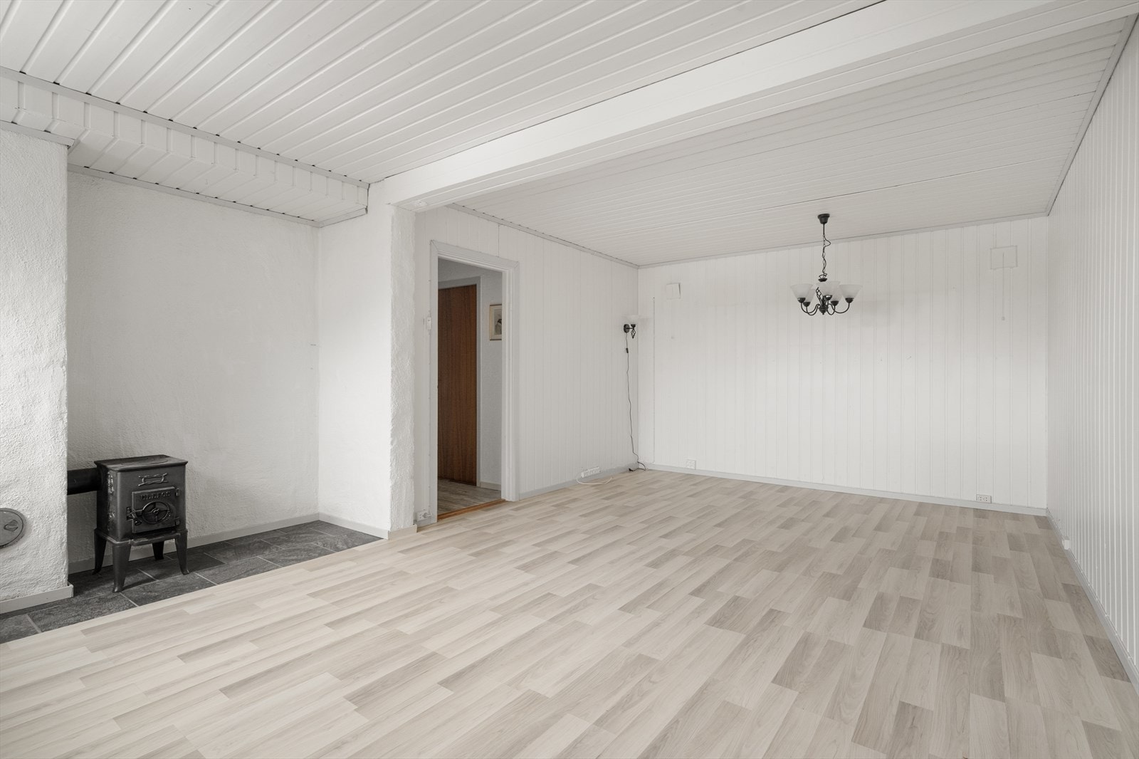 Kjellerstue med både ildsted og luft til luft varmepumpe Galleribilde