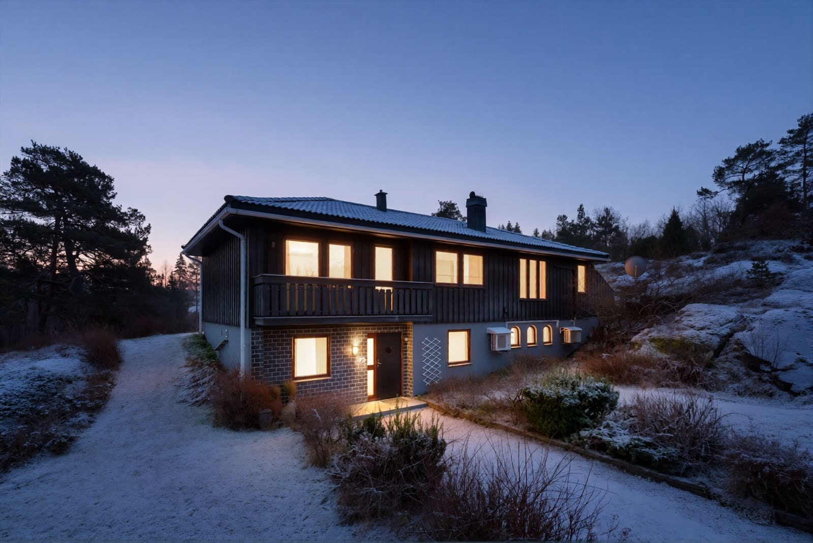 Fasade, kveldsstemning Galleribilde