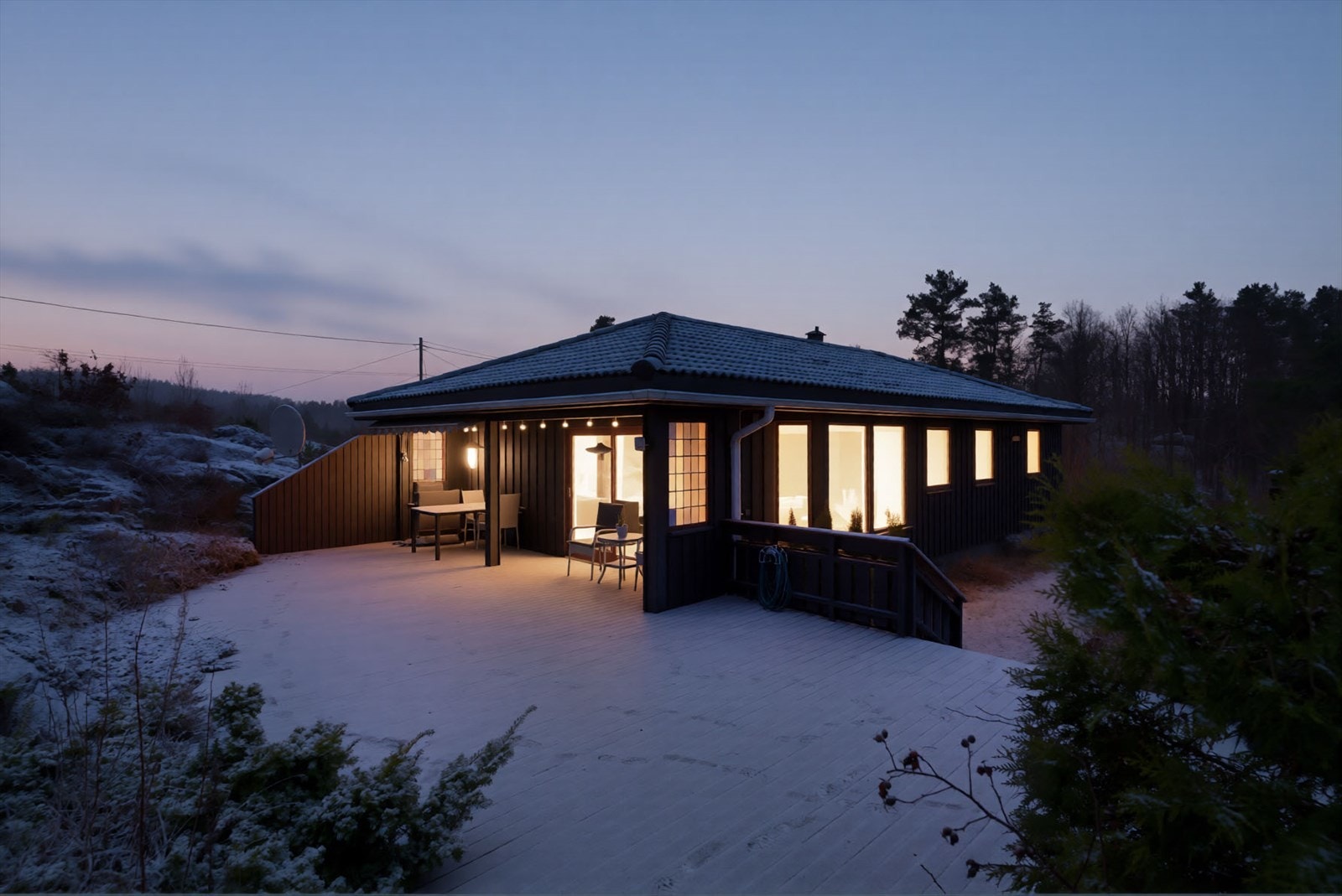 Fasade - stor terrasse med noe overbygg og markise. Galleribilde