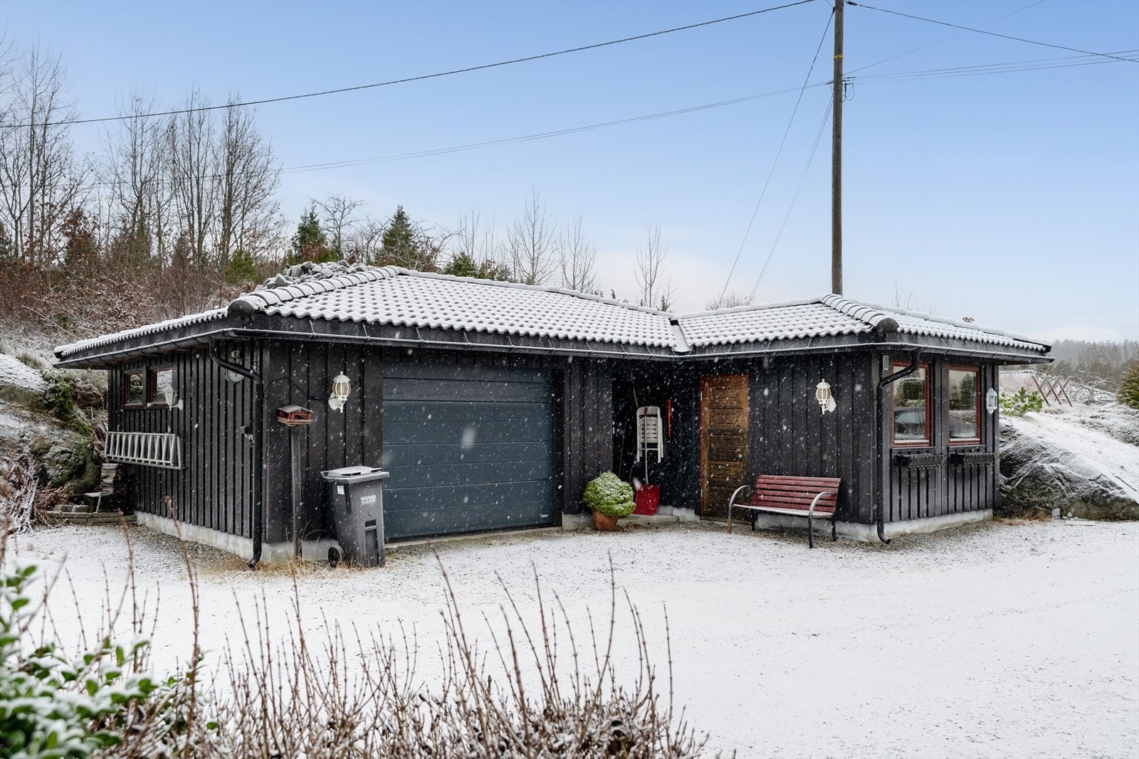 Romslig garasje for både parkering og oppbevaring, samt fint "verksted"-/hobbyrom. Galleribilde