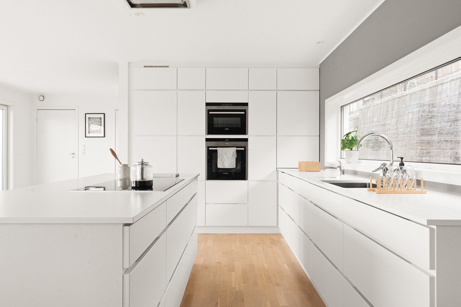 Innredningen består av slette fronter og benkeplate av laminat. Galleribilde