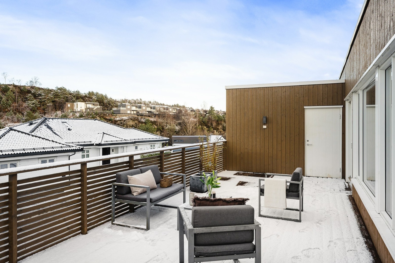 Grunnet terrassens størrelse og utforming er det god plass til å møblere med diverse hagemøbler og skape flere soner, slik at fine dager kan nytes! Galleribilde