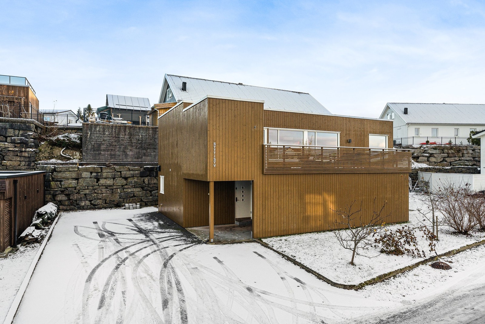 Det er også godt med parkeringsplass ellers på tomten. Galleribilde