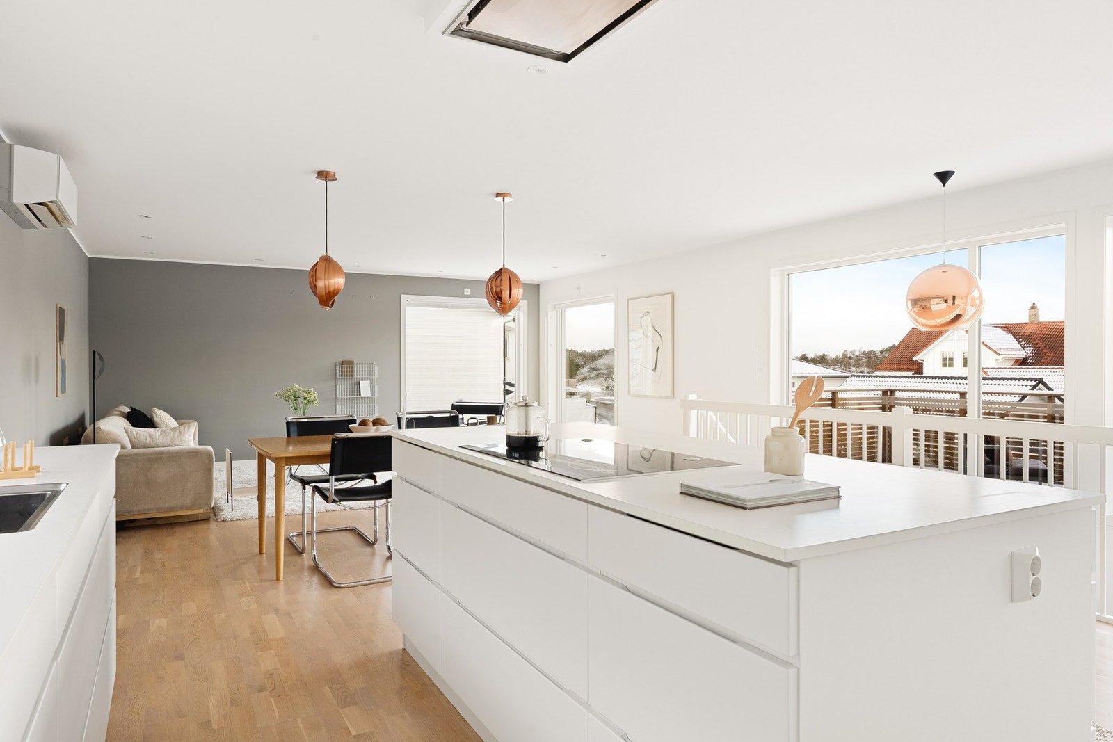 Her har man godt med oppbevaringsplass i skuffer og skap, samt arbeidsplass på benkeplaten og øyen. Galleribilde