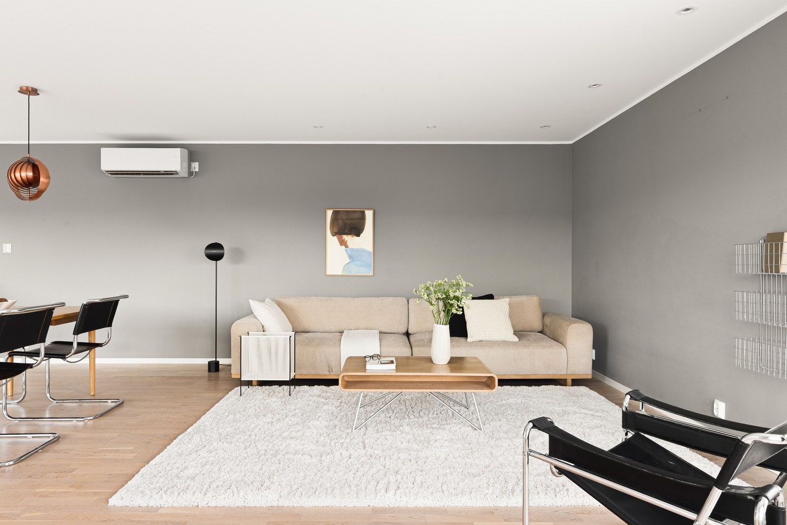 Stuen er en del av en stor og åpen stue- og kjøkkenløsning som måles til 64 kvm. Galleribilde