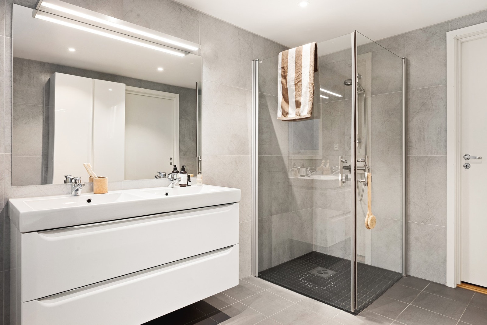 Badet i denne etasjen måles til romslige 7,6 kvm. og er helfliset med innfelte downlights i himling og varmekabler i gulv. Galleribilde