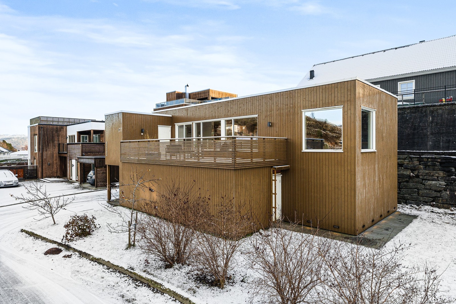 Dette er en lekker enebolig fra 2015 med en herlig terrasse, hage, garasje og godt med parkeringsplass ellers på tomten. Galleribilde