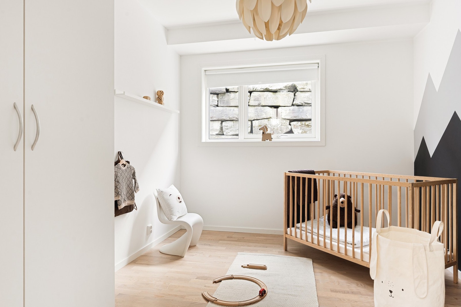 Begge rommene fungerer ypperlig som barnerom med plass til seng, nattbord, garderobe og kanskje en skrivepult? Galleribilde