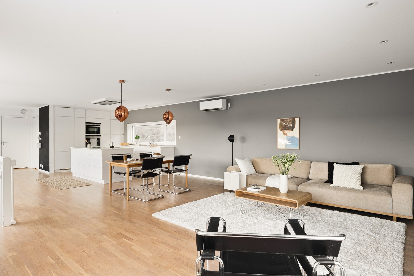 Man har god plass til den favoriserte sofakroken og et spisebord nærmere kjøkkenet. Galleribilde