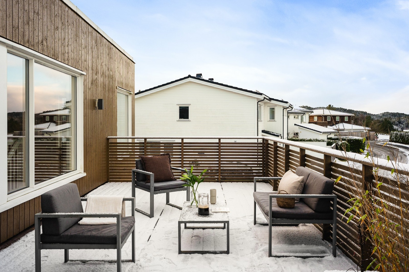 Terrassen måles til 32 kvm. og er belagt med terrassebord og har belagt med terrassebord og rekkverk av spiler. Galleribilde