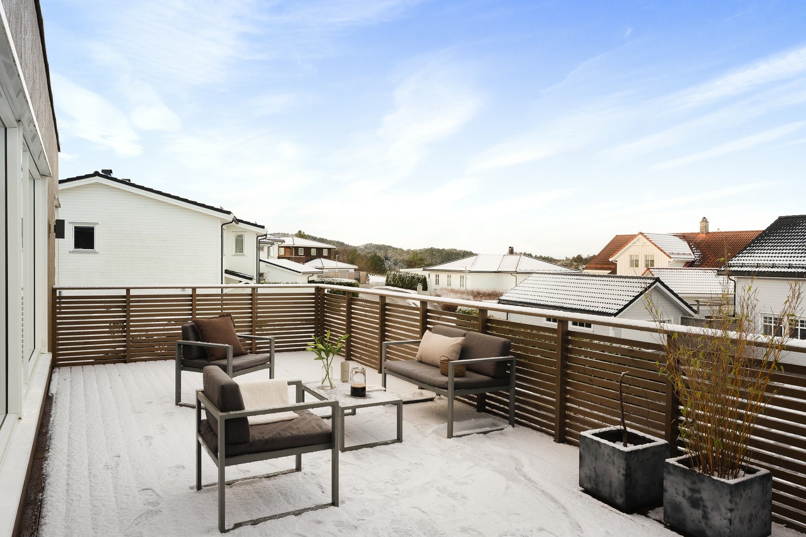 Boligen har en gjennomgående god standard og familievennlig planløsning med blant annet to bad - ett i hver etasje, praktisk vaskerom med egen inngang og tre soverom på ett plan. Galleribilde