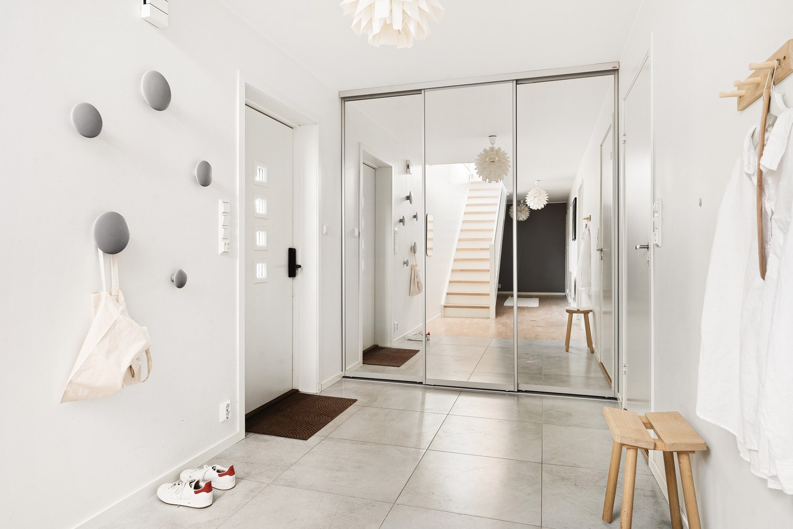 Ved inngangspartiet er det fliselagt, noe som er svært praktisk på regnværsdager. Galleribilde