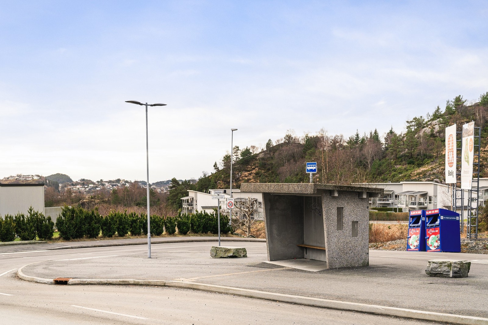 Nærmeste bussholdeplass er en 7 minutters gangavstand fra boligen. Galleribilde
