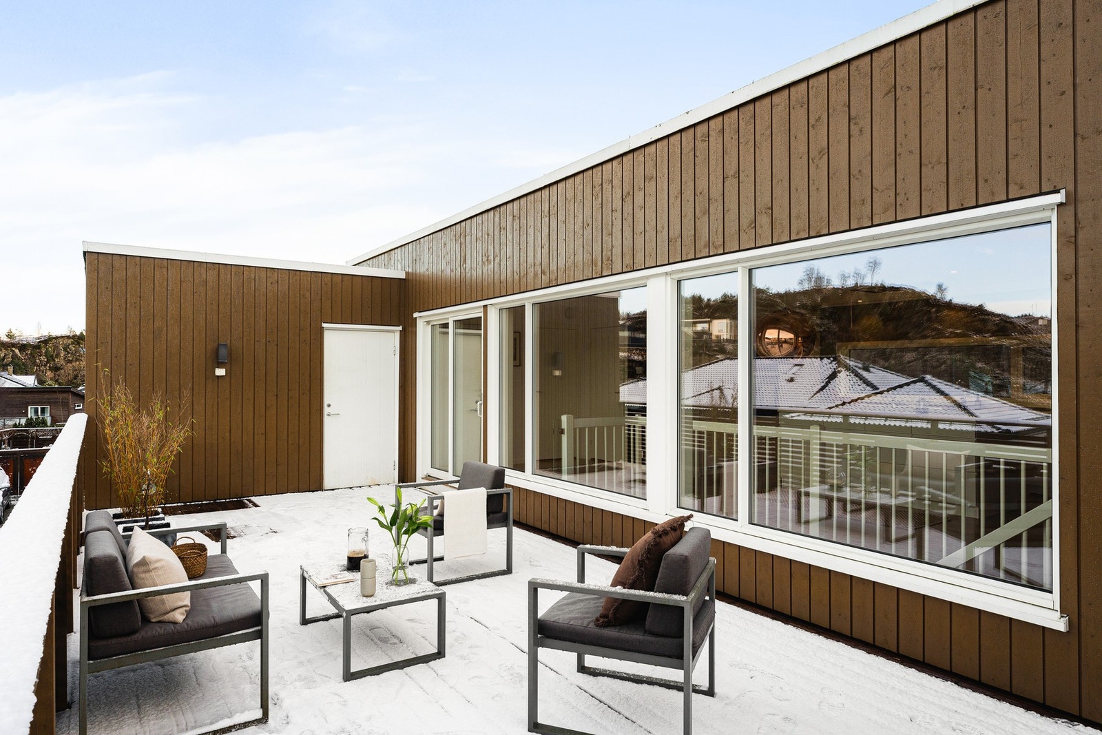 På terrassen er det også en utvendig bod, perfekt for oppbevaringsplass av utemøbler og annet. Galleribilde