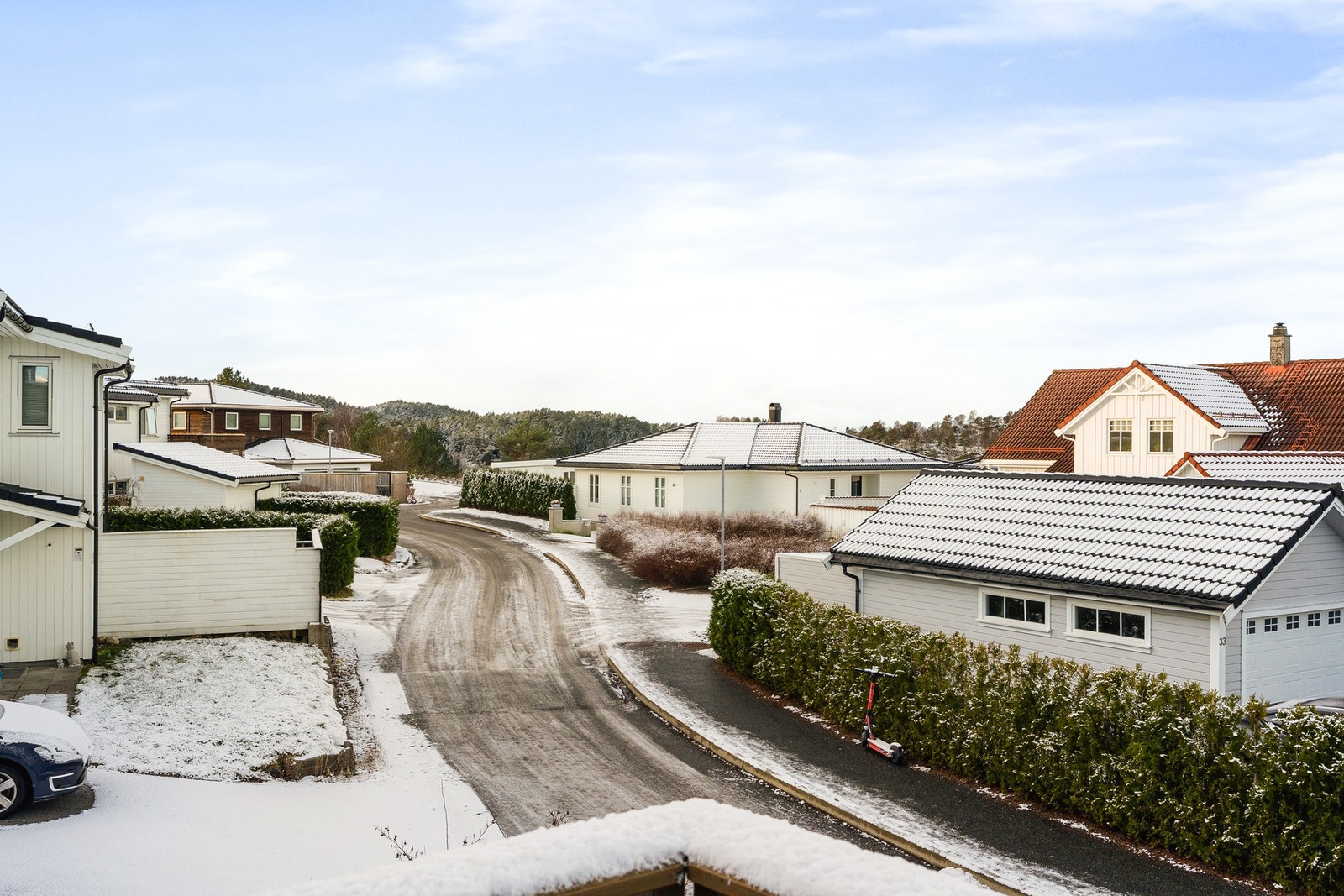 Fra terrassen har man koselig utsikt over nærområdet. Galleribilde