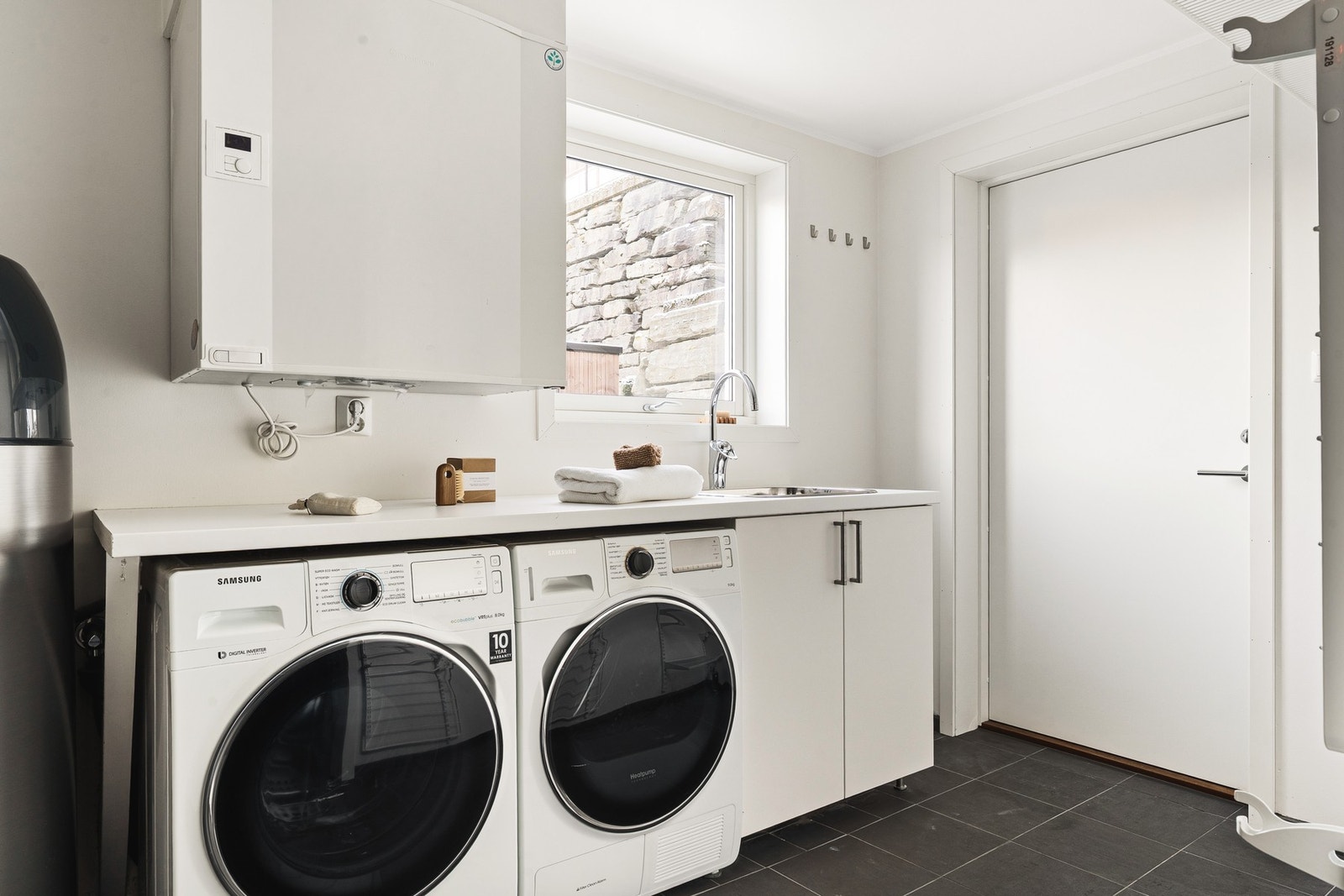 Badet har tilknytning til et praktisk vaskerom som måles til 6,5 kvm. med opplegg for vaskemaskin og plass til tørketrommel. Det fungerer også som et teknisk med blant annet varmtvannsbereder, ventilasjonsanlegg etc. Galleribilde