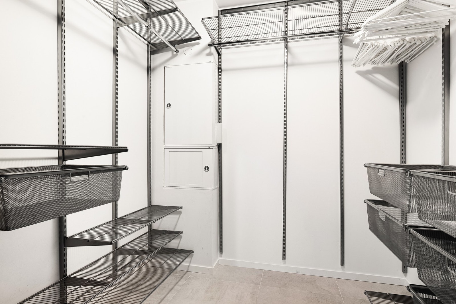 Bak skyvedørene er det en garderobe som måles til 4,4 kvm. med godt med oppbevaringsplass til yttertøy og sko. Galleribilde