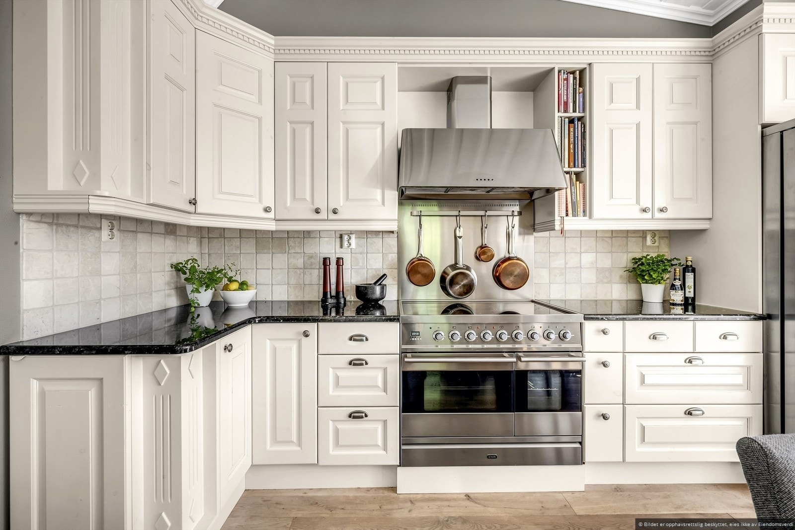 Kjøkkenet er innredet med hvitevarer av god kvalitet og funksjonalitet. Galleribilde