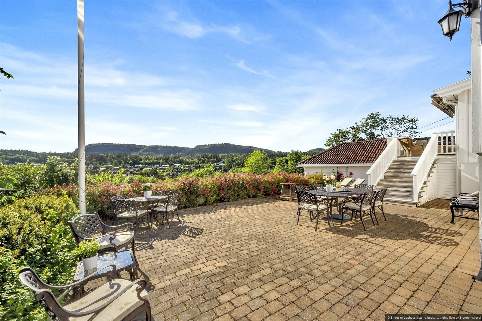 Stor, usjenert og solrik uteplass. Galleribilde