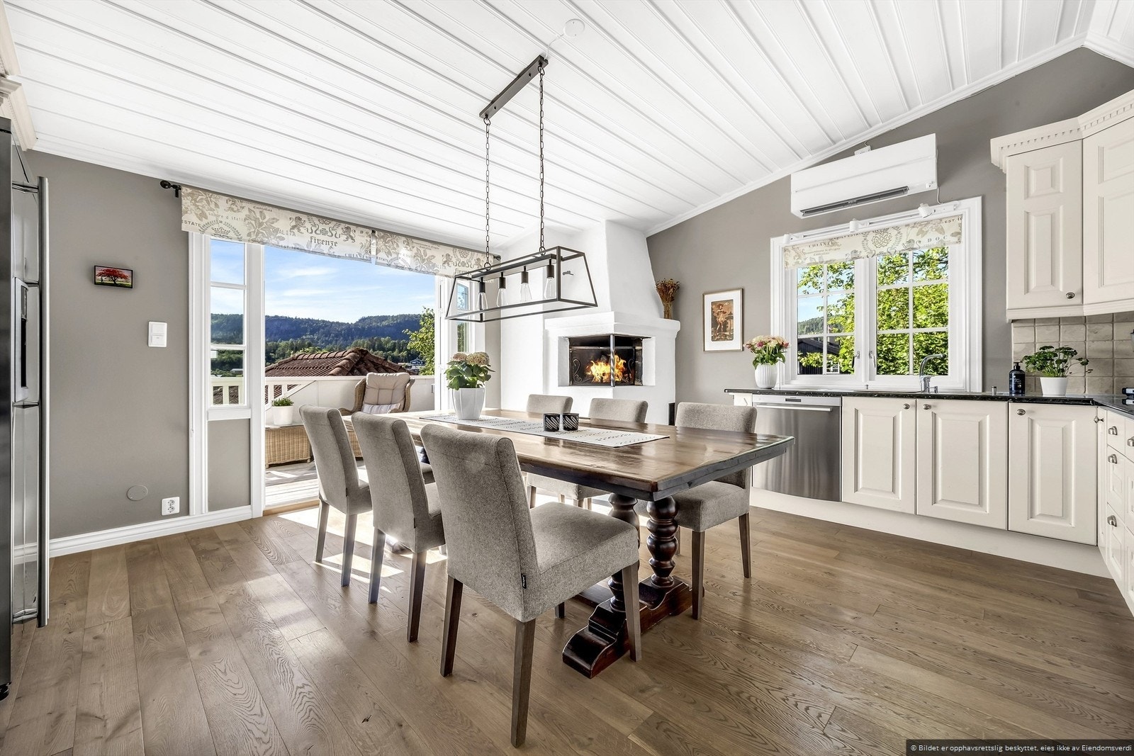 Nyt en lang frokost på kjøkkenet mens det knittrer på peisen. Galleribilde