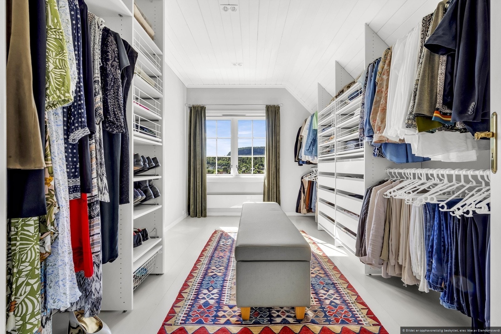Walk-in closet i tilknyttning til hovedsoverommet Galleribilde