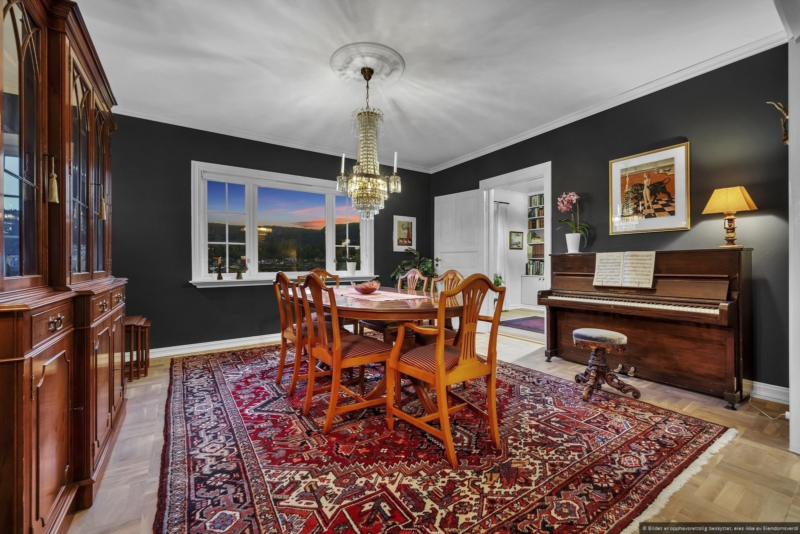 Spisestue med plass til hele familien. Galleribilde