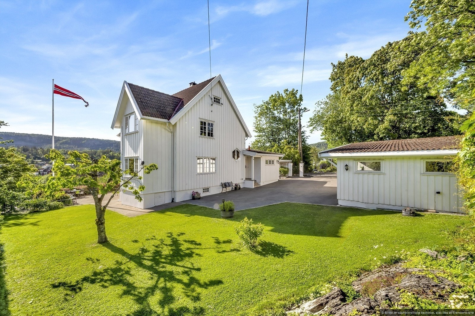 Hagen fra oversiden av tomten ved carport og garasjene. Galleribilde