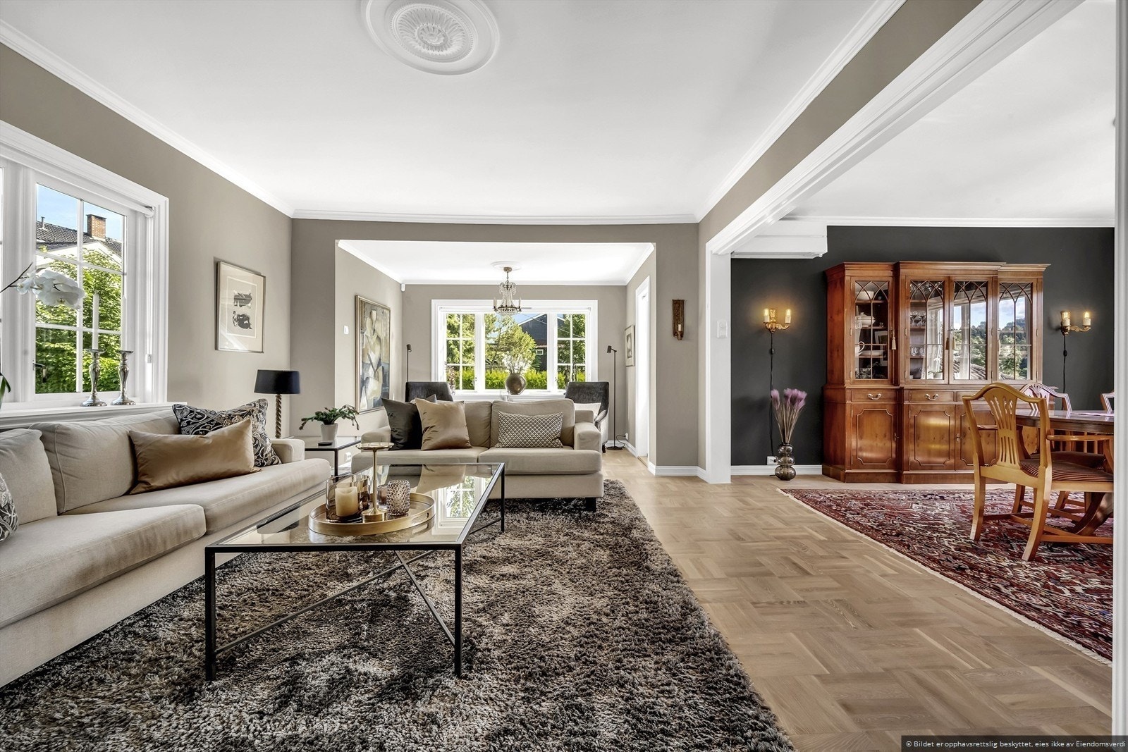 Lekker stue med plass til innredning i flere soner. Galleribilde