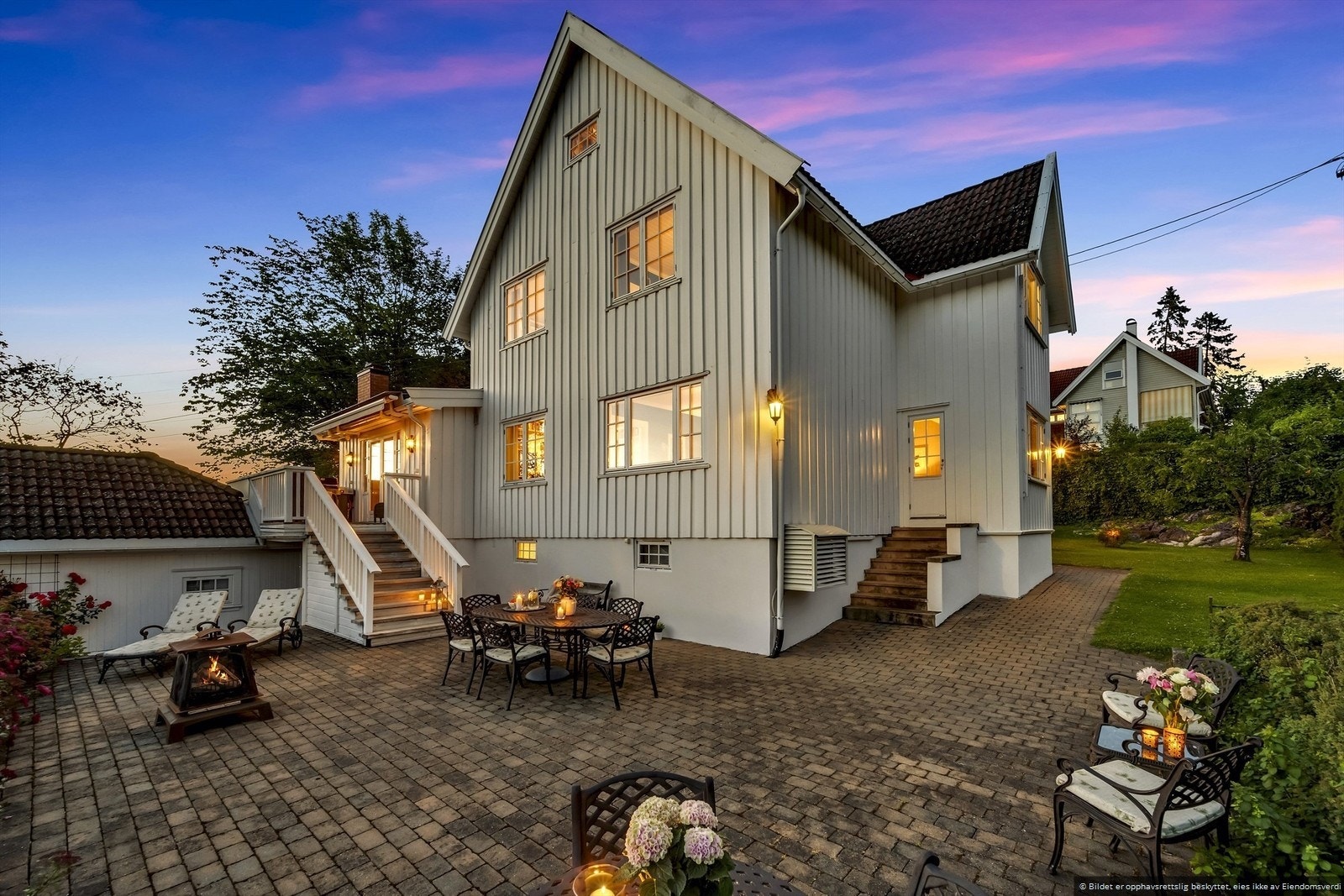 Fasaden i skumringen - en hyggelig uteplass for hele familien. Galleribilde