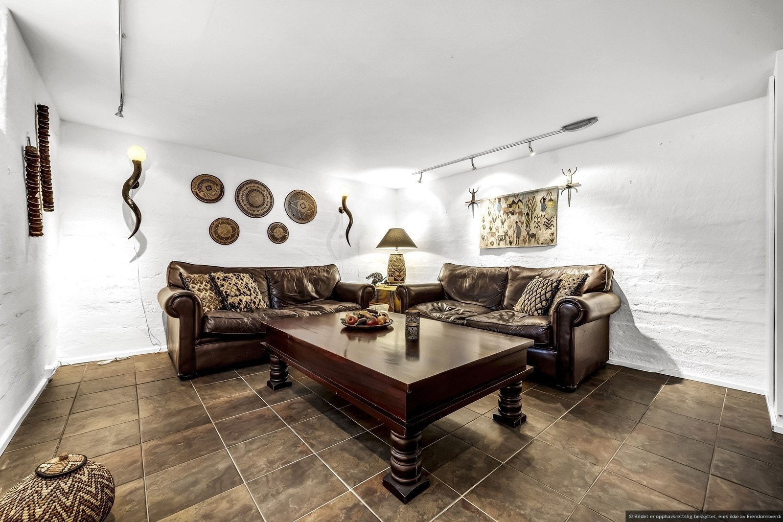 Flislagt kjellerstue med varmekabler. Galleribilde