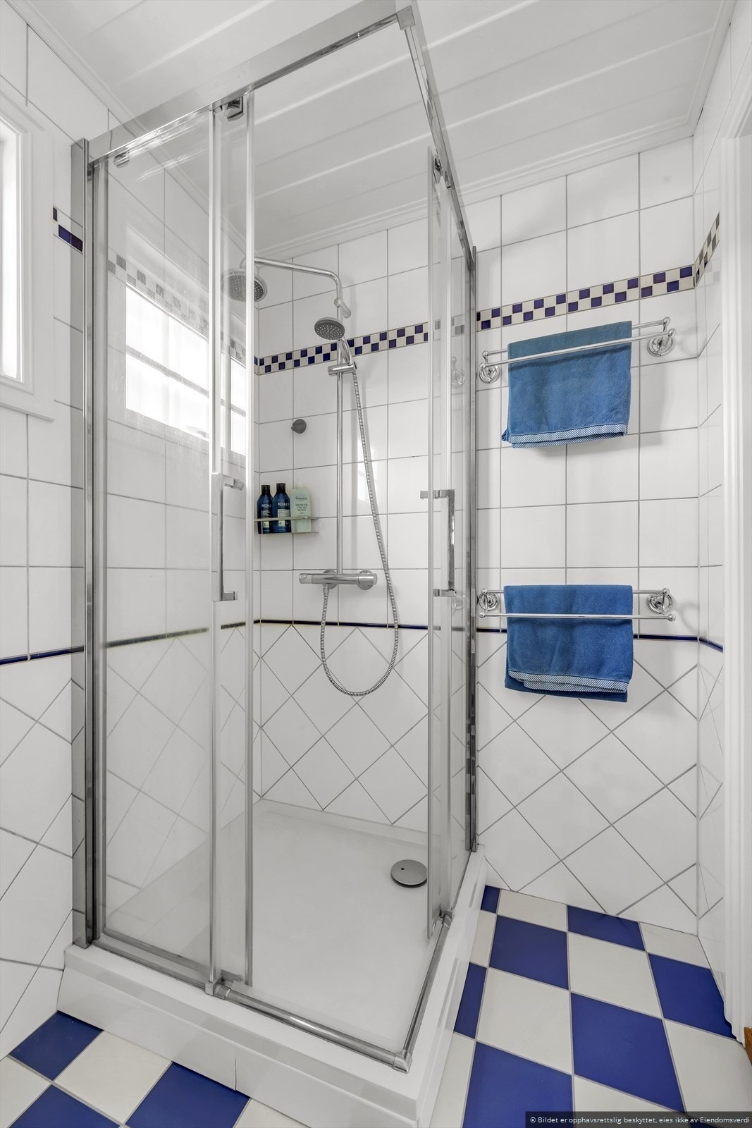 Flislagt bad med dusj i 2 etg. Galleribilde