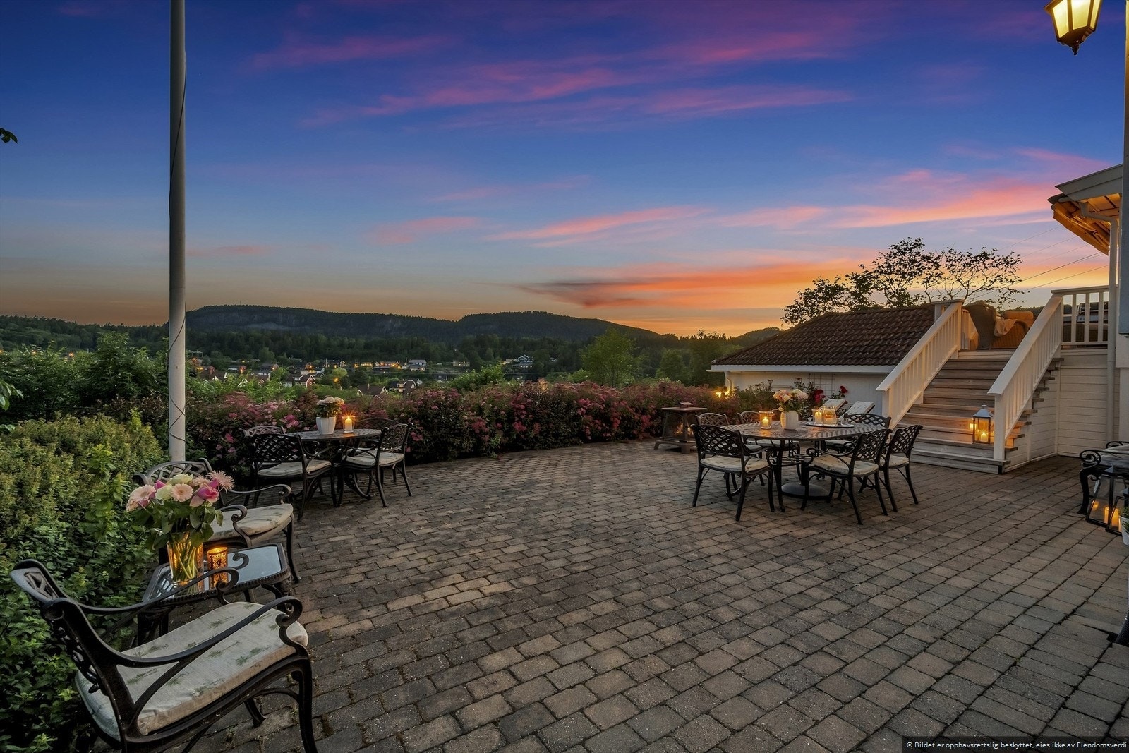 Uteplassen i solnedgangen. Galleribilde