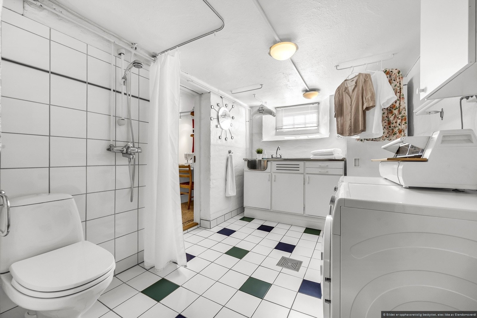 Vaskerom i kjeller med dusj, toelaett, bankeplass, vaskemaskin og tørketrommel samt tørkeskap. Galleribilde