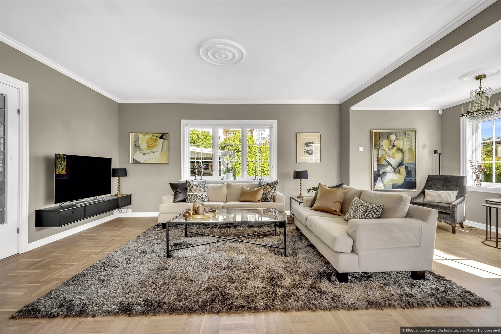 Det er plass til stor salong i stuen. Galleribilde