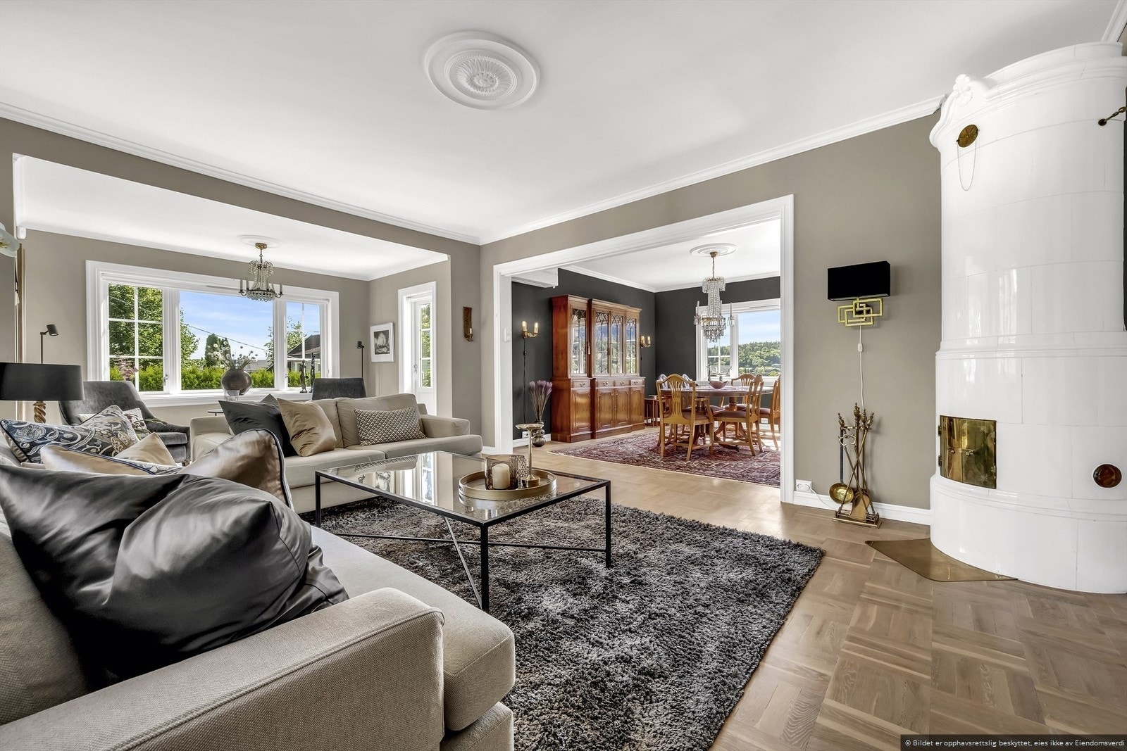 Denne nydelige kakkelovnen varmer godt på kalde vinterdager. Galleribilde