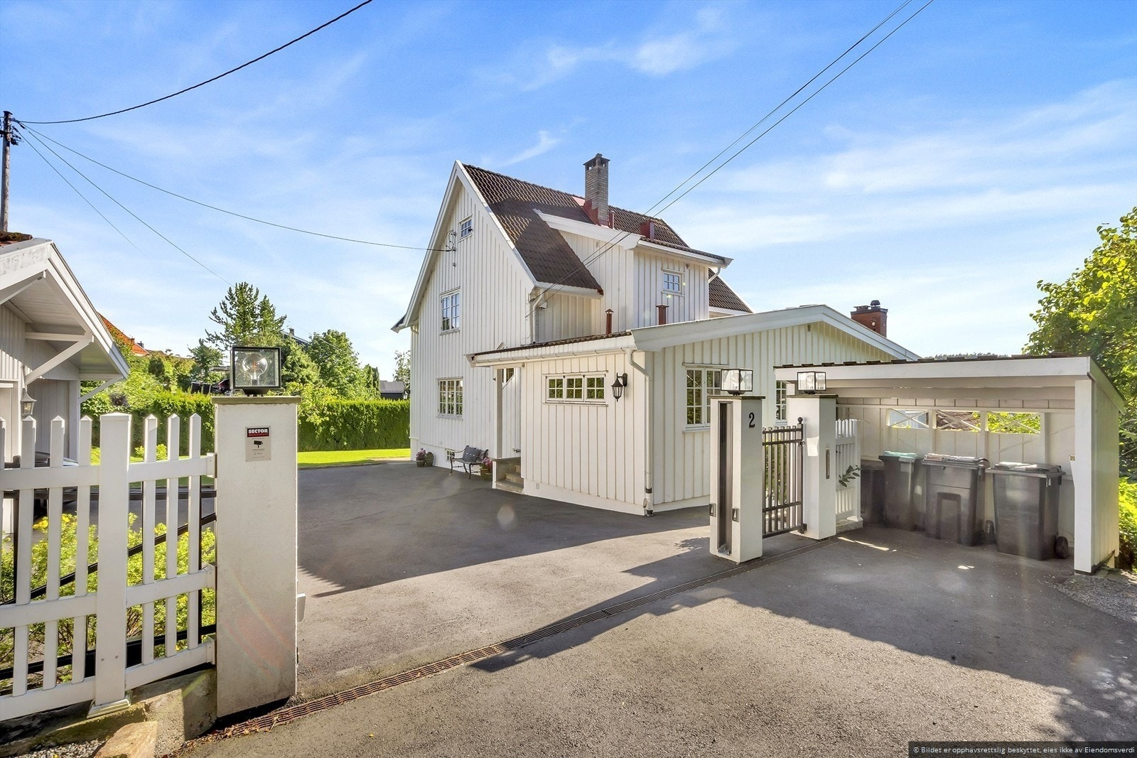 Søppelskur ved porten til eiendommen Galleribilde